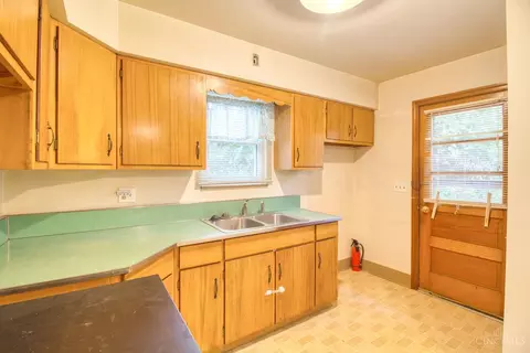 Kitchen - 464 Lenkenann Dr, Cincinnati, OH 45255 photo 2 of 3