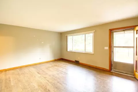 Living - 464 Lenkenann Dr, Cincinnati, OH 45255 photo 1 of 2