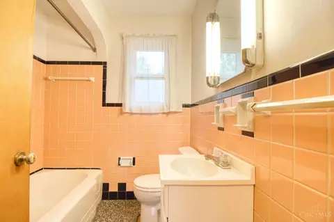 Bath - 464 Lenkenann Dr, Cincinnati, OH 45255 photo 1 of 1