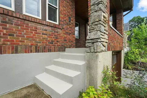 Exterior - 3326 Glenhurst Pl, Cincinnati, OH 45209 photo 2 of 15