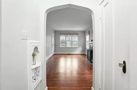 Entry Way - 3326 Glenhurst Pl, Cincinnati, OH 45209 photo 3 of 9