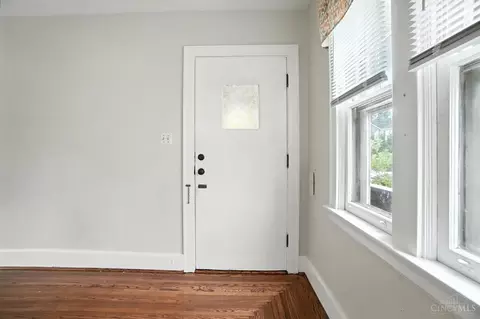Entry Way - 3326 Glenhurst Pl, Cincinnati, OH 45209 photo 2 of 9