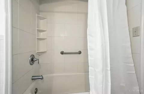 Bath - 3326 Glenhurst Pl, Cincinnati, OH 45209 photo 4 of 6