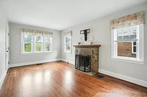 Living - 3326 Glenhurst Pl, Cincinnati, OH 45209 photo 2 of 7