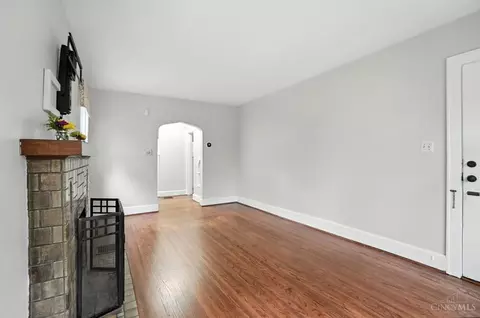 Living - 3326 Glenhurst Pl, Cincinnati, OH 45209 photo 3 of 7