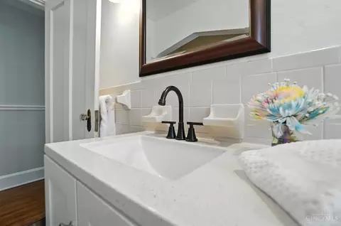 Bath - 3326 Glenhurst Pl, Cincinnati, OH 45209 photo 3 of 6