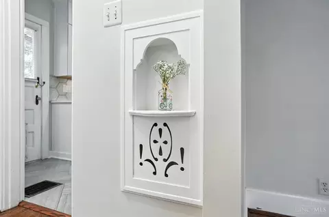 Entry Way - 3326 Glenhurst Pl, Cincinnati, OH 45209 photo 4 of 9