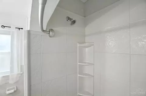 Bath - 3326 Glenhurst Pl, Cincinnati, OH 45209 photo 5 of 6
