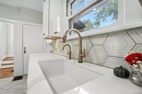 Kitchen - 3326 Glenhurst Pl, Cincinnati, OH 45209 photo 7 of 9