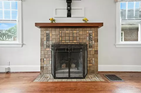 Living - 3326 Glenhurst Pl, Cincinnati, OH 45209 photo 4 of 7