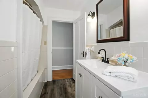 Bath - 3326 Glenhurst Pl, Cincinnati, OH 45209 photo 2 of 6