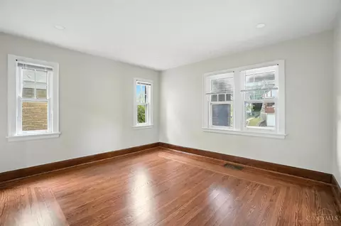 Living - 3326 Glenhurst Pl, Cincinnati, OH 45209 photo 6 of 7