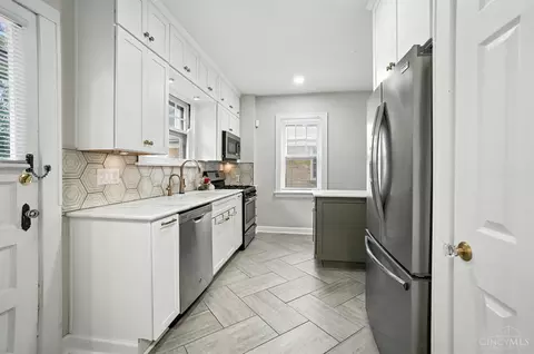 Kitchen - 3326 Glenhurst Pl, Cincinnati, OH 45209 photo 2 of 9