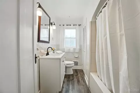 Bath - 3326 Glenhurst Pl, Cincinnati, OH 45209 photo 1 of 6