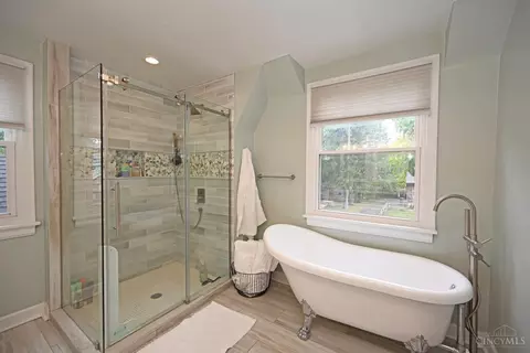 Bath - 4522 Perth Ln, Cincinnati, OH 45229 photo 4 of 9