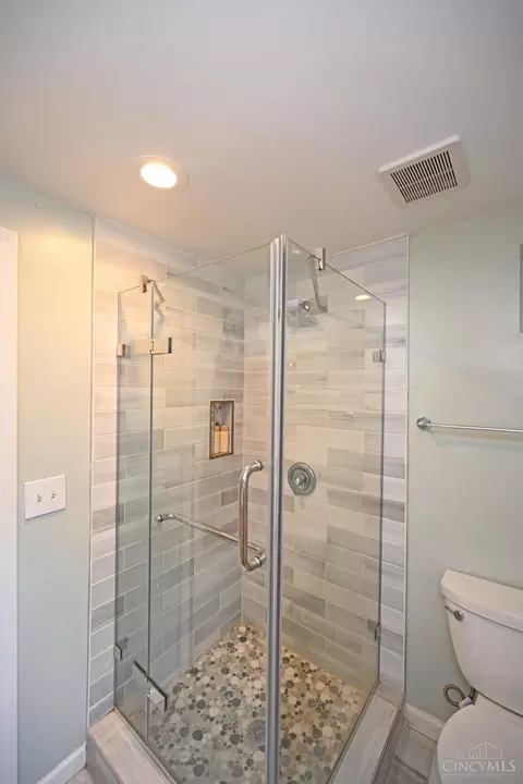 Bath - 4522 Perth Ln, Cincinnati, OH 45229 photo 9 of 9