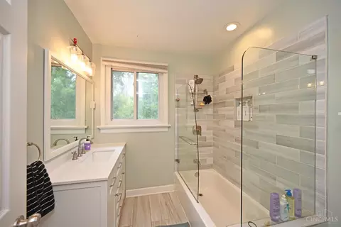 Bath - 4522 Perth Ln, Cincinnati, OH 45229 photo 6 of 9