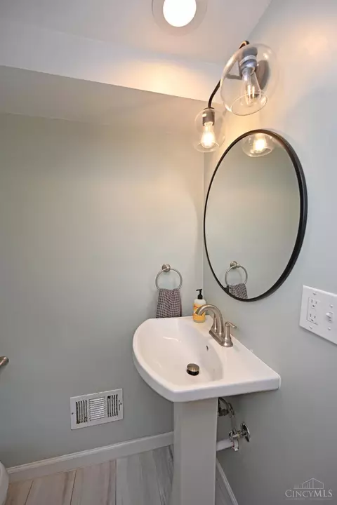 Bath - 4522 Perth Ln, Cincinnati, OH 45229 photo 1 of 9