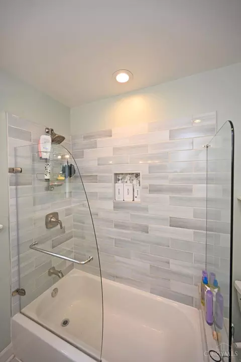 Bath - 4522 Perth Ln, Cincinnati, OH 45229 photo 7 of 9