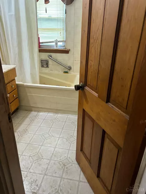 Bath - 1233 Considine Ave, Cincinnati, OH 45204 photo 4 of 4