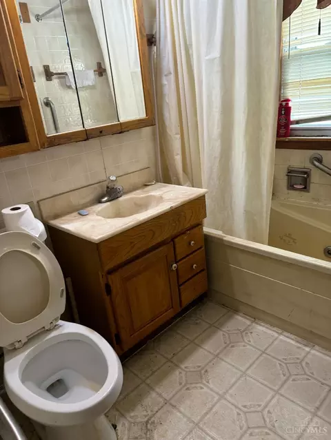 Bath - 1233 Considine Ave, Cincinnati, OH 45204 photo 3 of 4