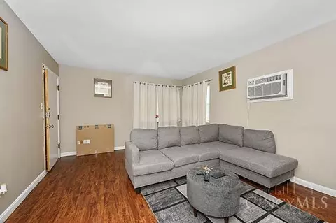 Living - 3913 Gatewood Ln, Silverton, OH 45236 photo 4 of 4
