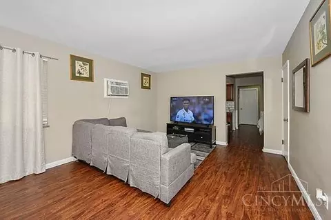 Living - 3913 Gatewood Ln, Silverton, OH 45236 photo 3 of 4
