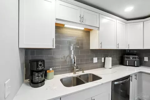 Kitchen - 8740 Exeter Pl, Maineville, OH 45039 photo 5 of 5