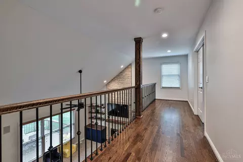 Entry Way - 1271 Aintree Ct, Hamilton Township, OH 45039 photo 6 of 7