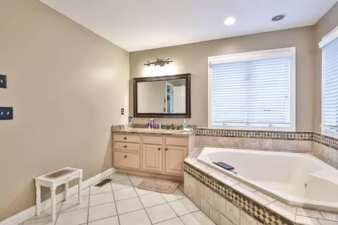 Bath - 1271 Aintree Ct, Hamilton Township, OH 45039 photo 2 of 5