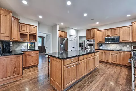 Kitchen - 1271 Aintree Ct, Hamilton Township, OH 45039 photo 2 of 5