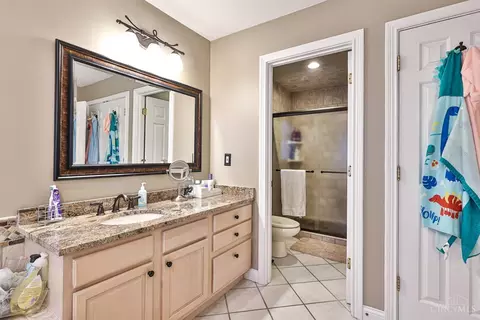 Bath - 1271 Aintree Ct, Hamilton Township, OH 45039 photo 3 of 5