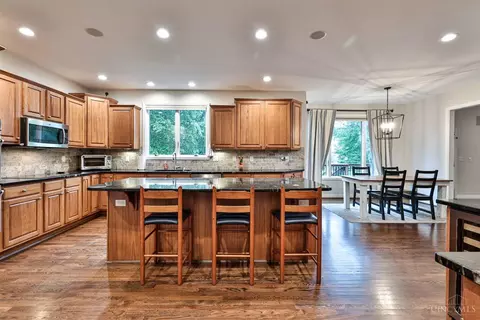 Kitchen - 1271 Aintree Ct, Hamilton Township, OH 45039 photo 4 of 5