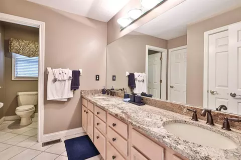 Bath - 1271 Aintree Ct, Hamilton Township, OH 45039 photo 4 of 5