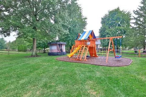 Exterior - 1271 Aintree Ct, Hamilton Township, OH 45039 photo 2 of 14
