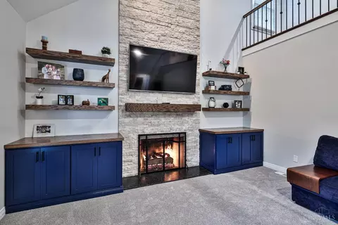 Living - 1271 Aintree Ct, Hamilton Township, OH 45039 photo 3 of 5