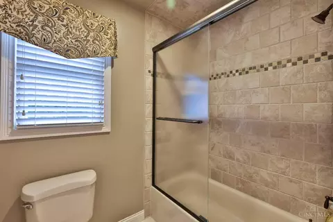 Bath - 1271 Aintree Ct, Hamilton Township, OH 45039 photo 5 of 5