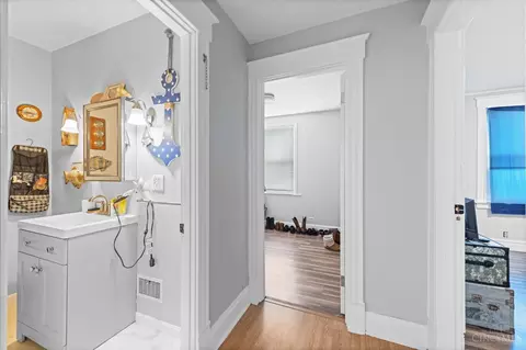 Entry Way - 407 Elm St, Cincinnati, OH 45238 photo 5 of 15