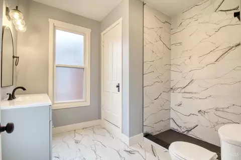Bath - 6107 Clephane Ave, Cincinnati, OH 45227 photo 2 of 5
