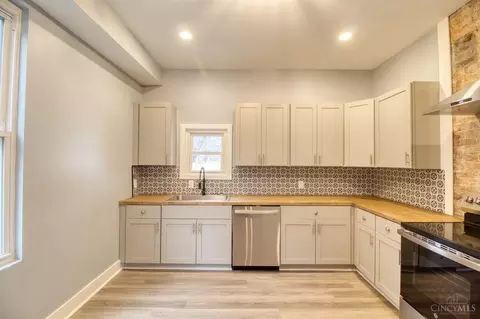 Kitchen - 6107 Clephane Ave, Cincinnati, OH 45227 photo 3 of 4