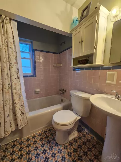 Bath - 5132 Juniper Ave, Cincinnati, OH 45238 photo 1 of 2