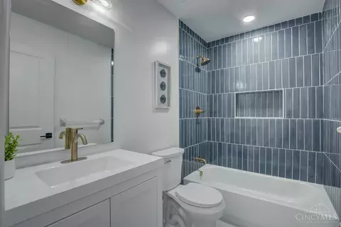 Bath - 3495 Forestoak Dr, Cincinnati, OH 45208 photo 2 of 4