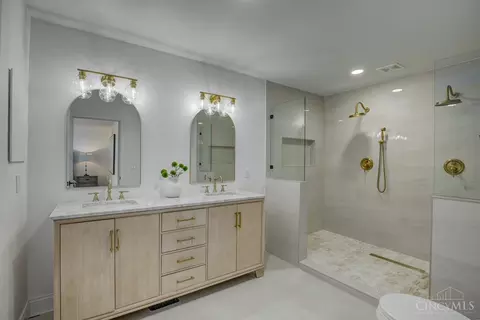Bath - 3495 Forestoak Dr, Cincinnati, OH 45208 photo 1 of 4