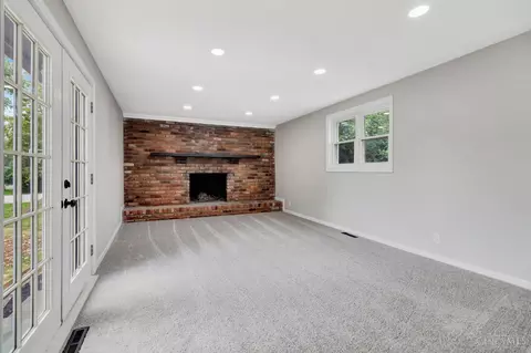 Living - 4576 Bells Ln, Cincinnati, OH 45244 photo 4 of 7