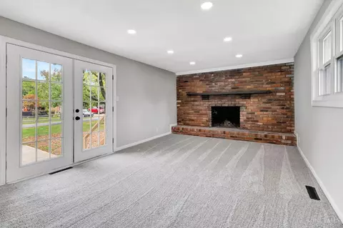 Living - 4576 Bells Ln, Cincinnati, OH 45244 photo 6 of 7
