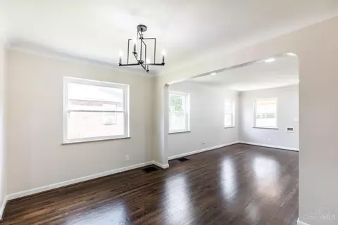 Living - 2524 Ardmore Ave, Golf Manor, OH 45237 photo 5 of 6