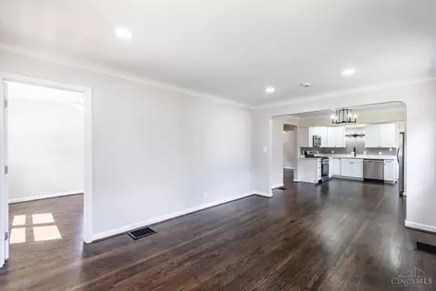 Living - 2524 Ardmore Ave, Golf Manor, OH 45237 photo 2 of 6