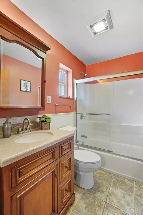 Bath - 4 Handel Ln, Greenhills, OH 45218 photo 5 of 7