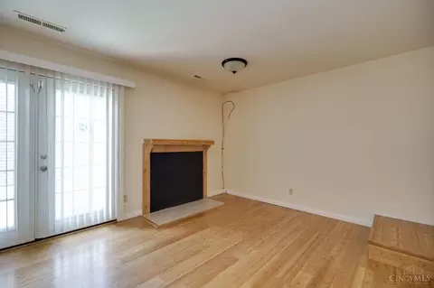 Living - 42 Apple Ln, Cincinnati, OH 45255 photo 2 of 4