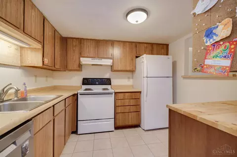 Kitchen - 42 Apple Ln, Cincinnati, OH 45255 photo 2 of 3